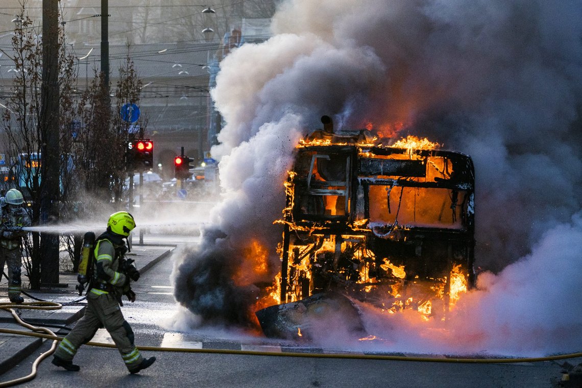 Oslo 20220331.
Brannmannskaper jobber med å slukke en kraftig brann i en buss utenfor Oslo city torsdag kveld.
Foto: Håkon Mosvold Larsen / NTB Oslo 20220331.
Brannmannskaper jobber med å slukke en kraftig brann i en buss utenfor Oslo city torsdag kveld.
Foto: Håkon Mosvold Larsen / NTB