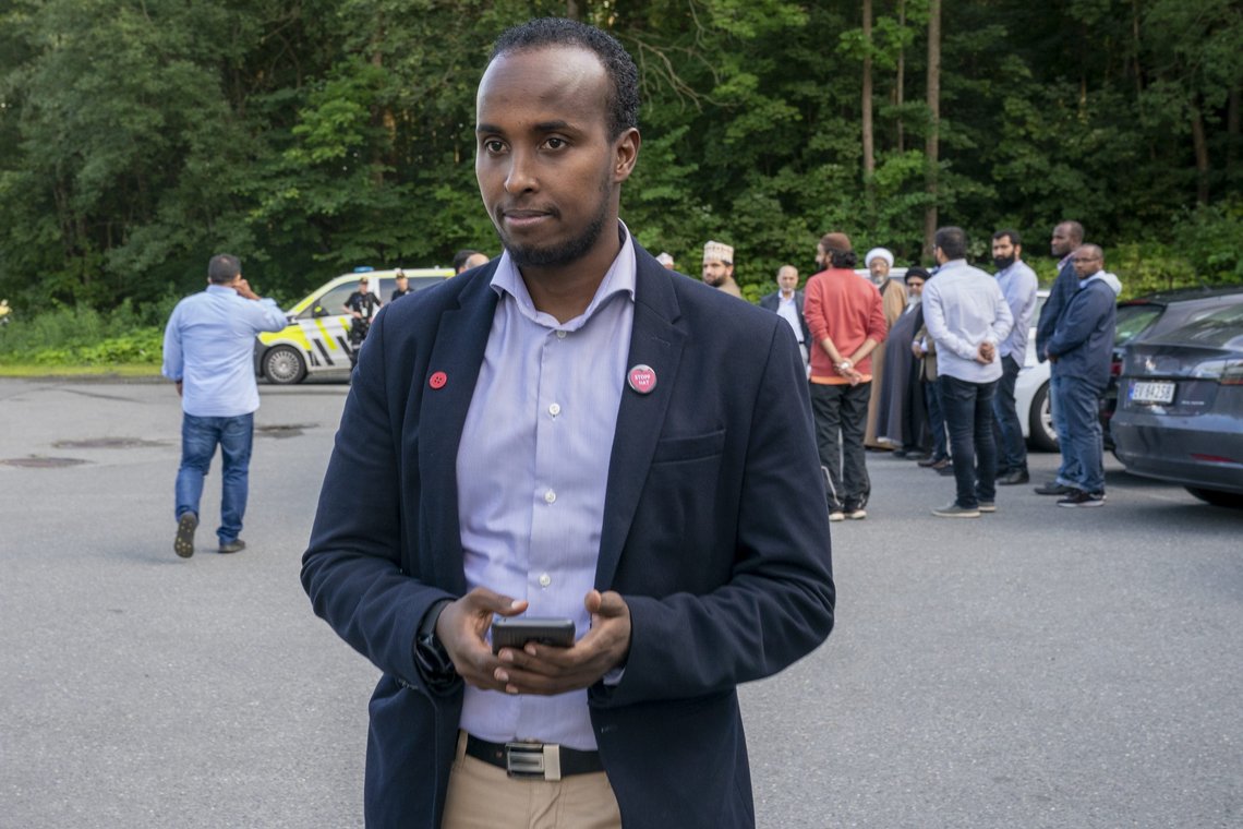 BÆRUM 20190816.
Styreleder Abdirahman Diriye i Islamsk Råd Norge (IRN) besøker den terrorrammede moskeen Al-Noor Islamic Centre på Skui i Bærum etter fredagsbønnen.
Foto: Heiko Junge / NTB BÆRUM 20190816.
Styreleder Abdirahman Diriye i Islamsk Råd Norge (IRN) besøker den terrorrammede moskeen Al-Noor Islamic Centre på Skui i Bærum etter fredagsbønnen.
Foto: Heiko Junge / NTB