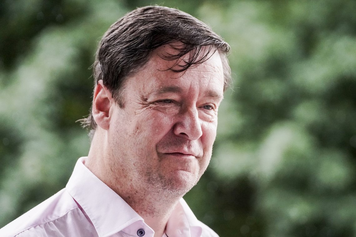 Oslo 20220626.
Advokat John Christian Elden møter pressen utenfor politihuset i Oslo søndag. Han er oppnevnt som forsvarer for mannen som er siktet for skytingen mot flere utesteder natt til lørdag. To personer ble drept og 21 personer skadet under skytingen.
Foto: Terje Pedersen / NTB Oslo 20220626.
Advokat John Christian Elden møter pressen utenfor politihuset i Oslo søndag. Han er oppnevnt som forsvarer for mannen som er siktet for skytingen mot flere utesteder natt til lørdag. To personer ble drept og 21 personer skadet under skytingen.
Foto: Terje Pedersen / NTB