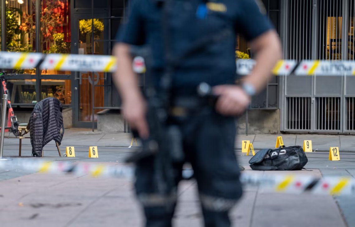 To personer ble drept og 21 personer skadd da en mann løsnet skudd mot utesteder i 1.15-tiden på utsiden av London pub i sentrum av Oslo. Foto: Javad Parsa / NTB To personer ble drept og 21 personer skadd da en mann løsnet skudd mot utesteder i 1.15-tiden på utsiden av London pub i sentrum av Oslo. Foto: Javad Parsa / NTB