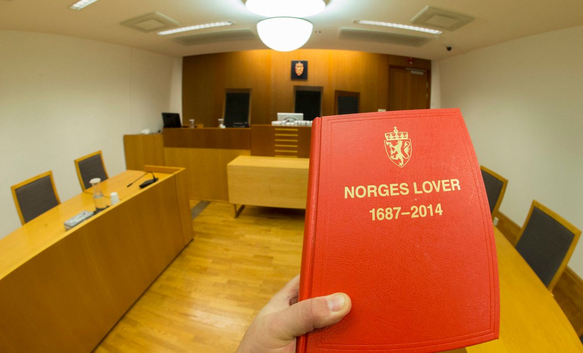 Oslo 20160201.
Stadig flere dømmes i det norske rettsvesen. Norske lover danner grunnlaget for hvordan den straffedømte blir dømt. Norges lover 1687-2014.
Foto: Terje Pedersen / NTB scanpix Oslo 20160201.
Stadig flere dømmes i det norske rettsvesen. Norske lover danner grunnlaget for hvordan den straffedømte blir dømt. Norges lover 1687-2014.
Foto: Terje Pedersen / NTB scanpix