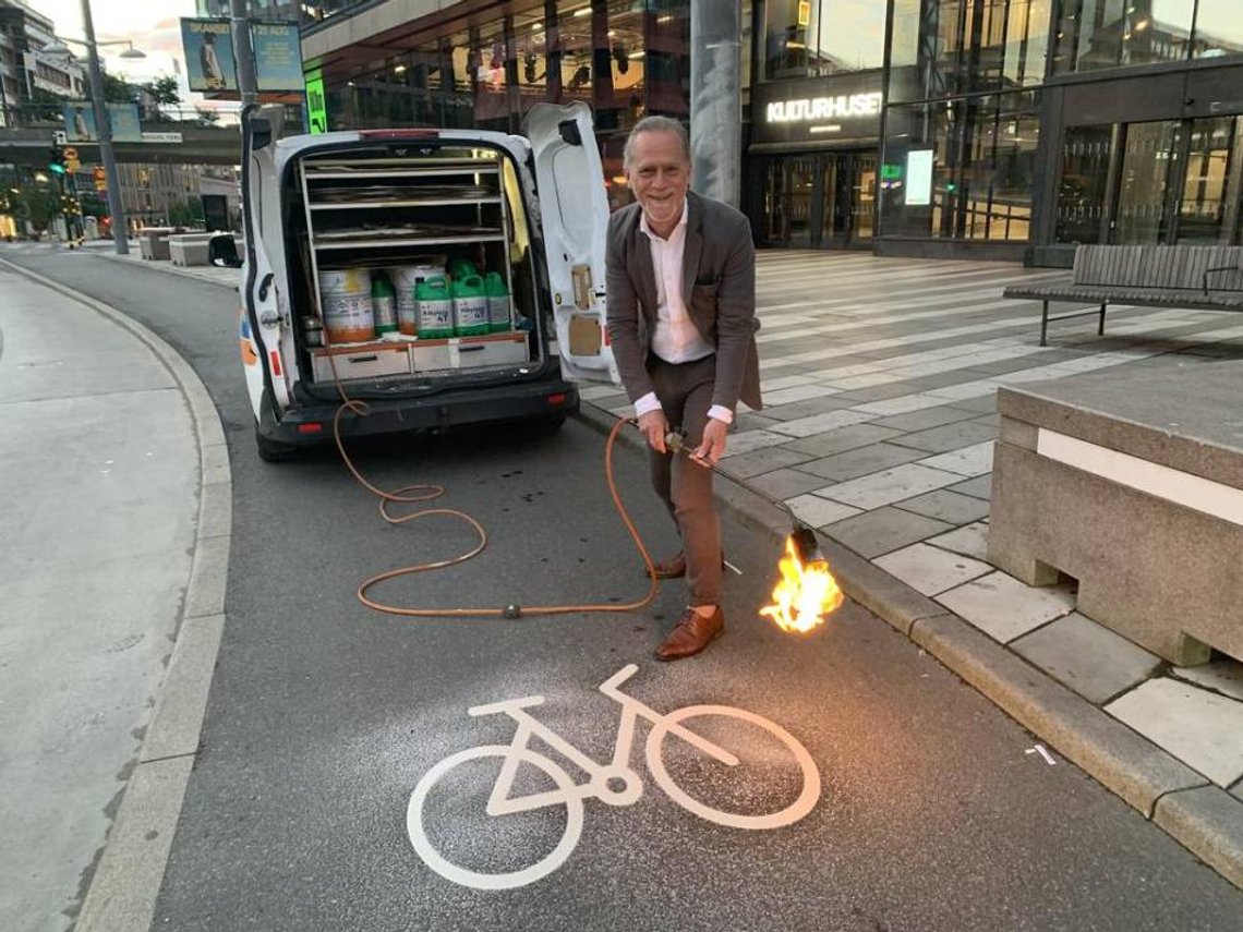 Trafikkborgerråd Daniel Helldén fra Miljöpartiet brenner fast symbolet som skal føre til likestilling i sykkelfeltene i Stockholm. Pressefoto Trafikkborgerråd Daniel Helldén fra Miljöpartiet brenner fast symbolet som skal føre til likestilling i sykkelfeltene i Stockholm. Pressefoto