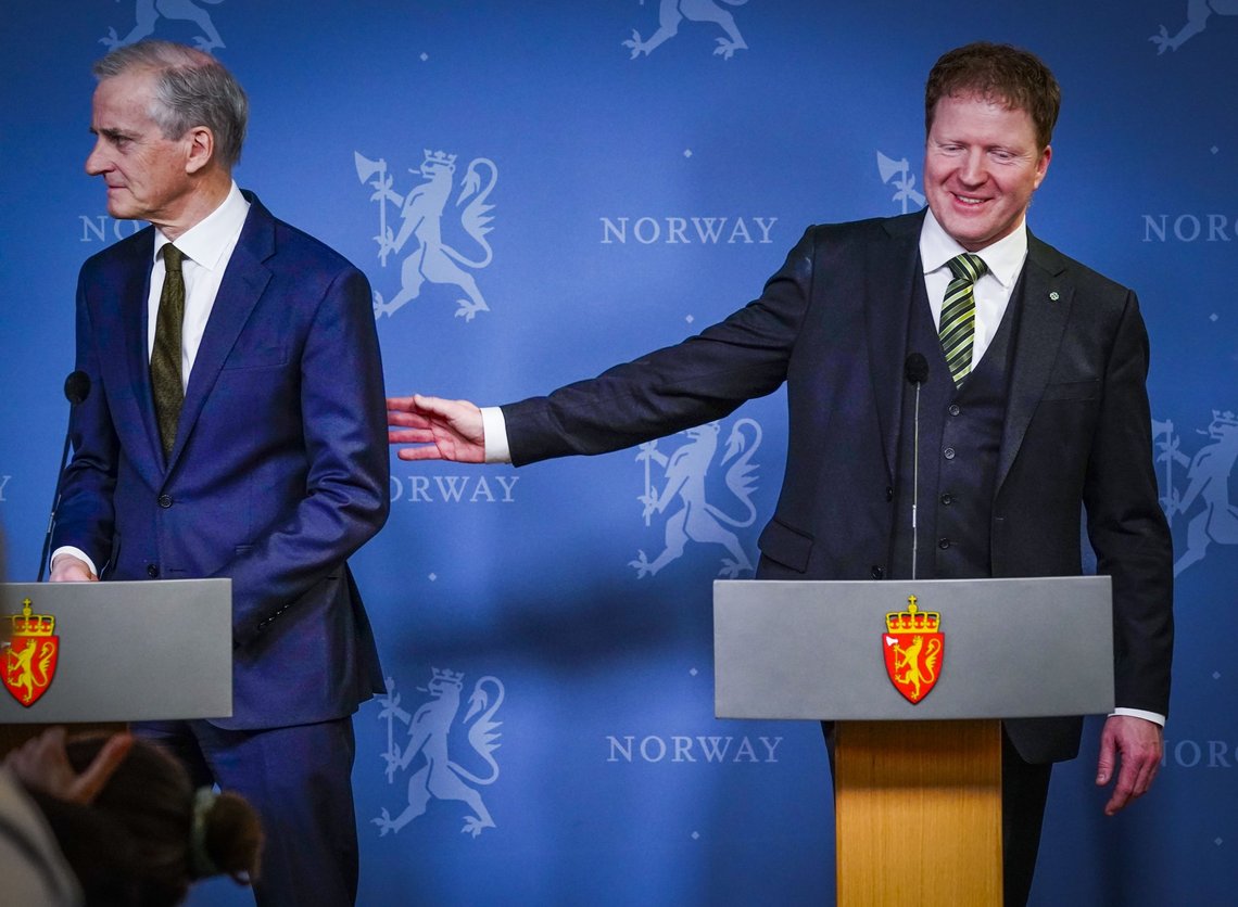 Statsminister Jonas Gahr Støre (t.v.) og kommunalminister Sigbjørn Gjelsvik reiser mandag til Kristiansand. Foto: Lise Åserud / NTB Statsminister Jonas Gahr Støre (t.v.) og kommunalminister Sigbjørn Gjelsvik reiser mandag til Kristiansand. Foto: Lise Åserud / NTB