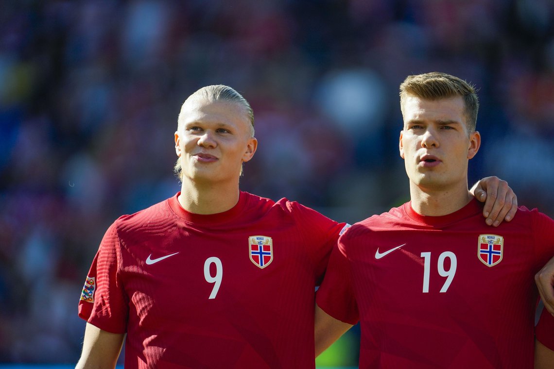 Erling Braut Haaland scoret to mål, og var servitør da Aleksander Sørloth scoret Norges tredje. Mirakuløst nok klarte begge to omsider å lage mål med hodet. Foto: Javad Parsa / NTB Erling Braut Haaland scoret to mål, og var servitør da Aleksander Sørloth scoret Norges tredje. Mirakuløst nok klarte begge to omsider å lage mål med hodet. Foto: Javad Parsa / NTB