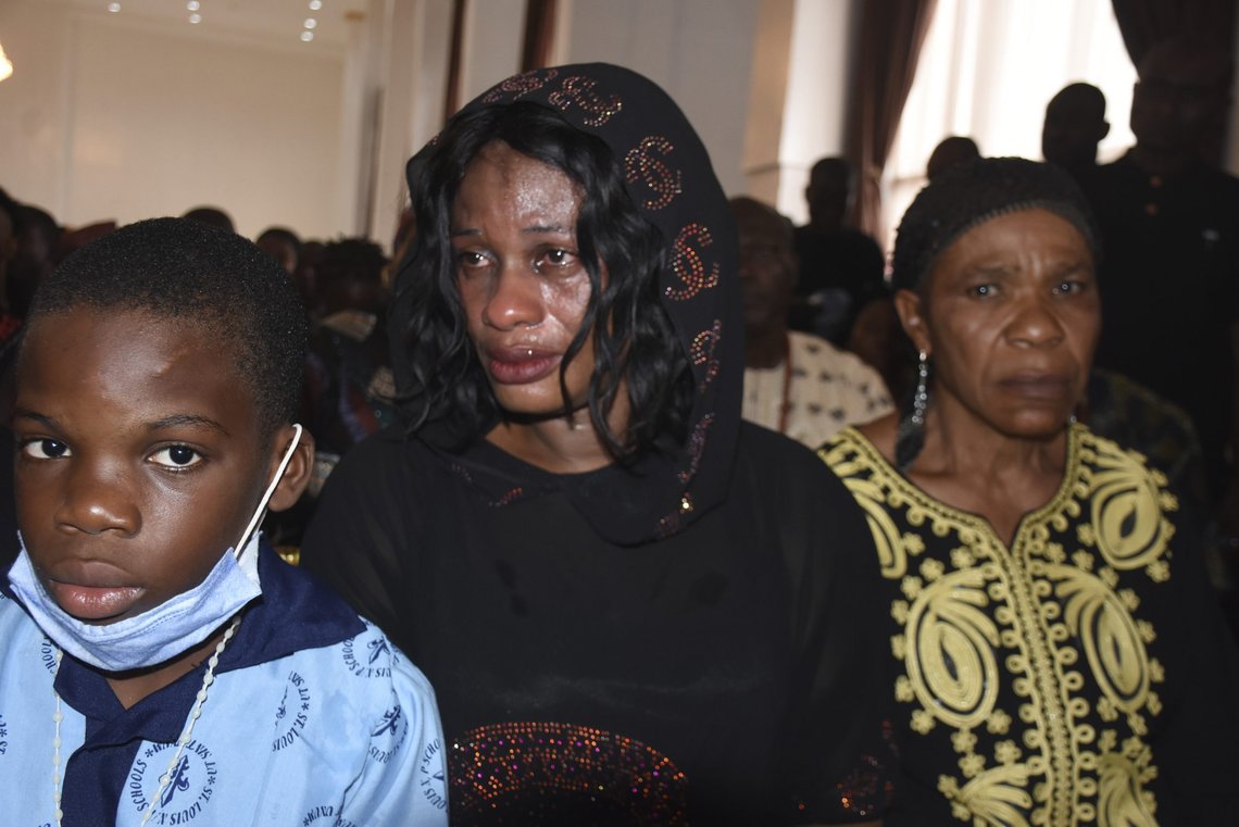 Det ble igår holdt begravelsesgudstjeneste i Owo, sydvest i Nigeria, for ofrene etter angrepet på St. Francis Catholic Church 5. juni. Foto: Rahaman A Yusuf /AP / NTB Det ble igår holdt begravelsesgudstjeneste i Owo, sydvest i Nigeria, for ofrene etter angrepet på St. Francis Catholic Church 5. juni. Foto: Rahaman A Yusuf /AP / NTB