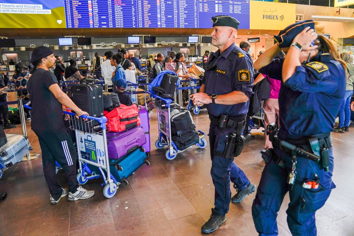 Politiet har fått patruljere Arlanda i helgen for å håndtere køene og opprørte passasjerer.
Foto: Fredrik Varfjell / NTB Politiet har fått patruljere Arlanda i helgen for å håndtere køene og opprørte passasjerer.
Foto: Fredrik Varfjell / NTB