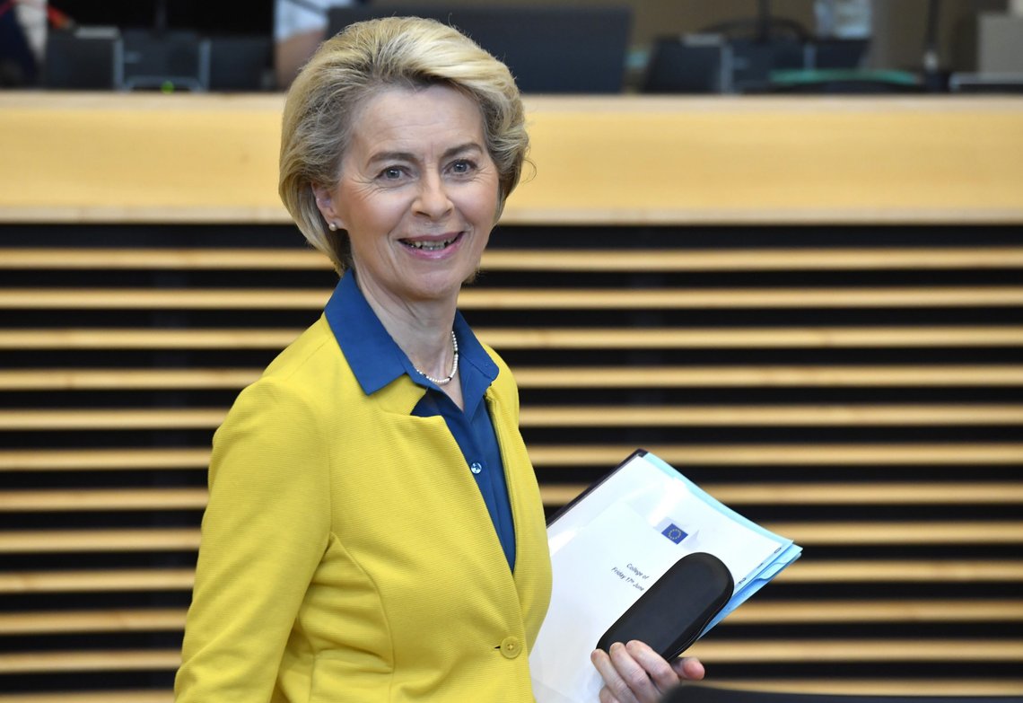 EU-kommisjonens president Ursula von der Leyen hadde kledd seg i fargene til det ukrainske flagget da hun fredag la fram kommisjonens anbefaling om å gi Ukraina kandidatstatus i EU. Foto: Geert Vanden Wijngaert / AP / NTB EU-kommisjonens president Ursula von der Leyen hadde kledd seg i fargene til det ukrainske flagget da hun fredag la fram kommisjonens anbefaling om å gi Ukraina kandidatstatus i EU. Foto: Geert Vanden Wijngaert / AP / NTB