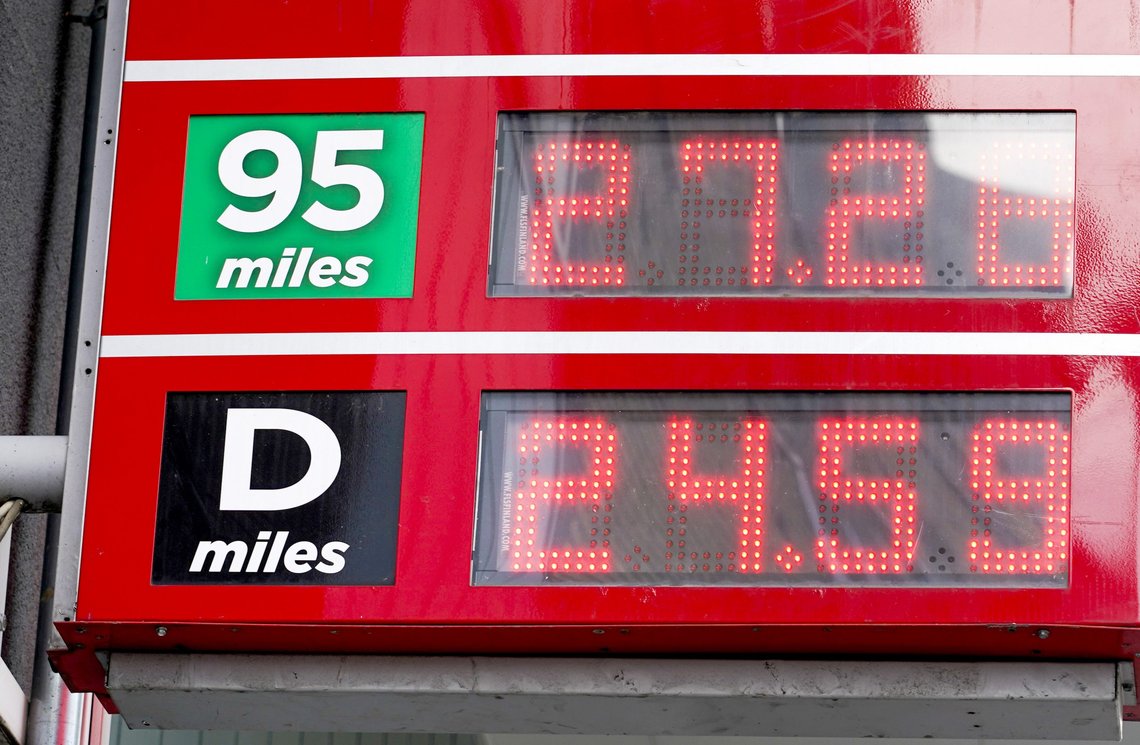 Prisene på drivstoff har særlig bidratt til økningen i konsumprisideksen. 31. mai ble dette bildet tatt på Kiellands plass i Oslo. Bensinprisen var da på 27,28 kroner per liter. Foto: Gorm Kallestad / NTB Prisene på drivstoff har særlig bidratt til økningen i konsumprisideksen. 31. mai ble dette bildet tatt på Kiellands plass i Oslo. Bensinprisen var da på 27,28 kroner per liter. Foto: Gorm Kallestad / NTB