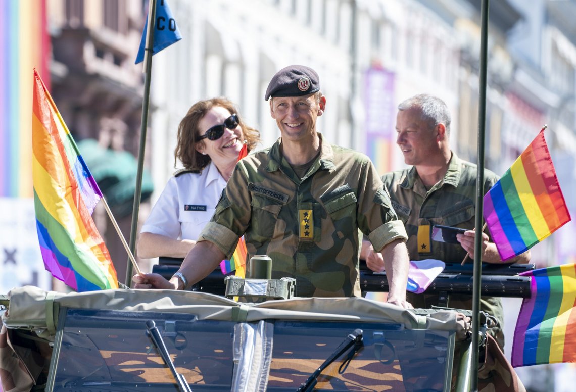 Forsvarssjef general Eirik Kristoffersen deltok for første gang i Pride Parade i Oslo sentrum i 2021. Nå følger NRK opp med storsatsning, og sender hele paraden direkte.
Foto: Terje Pedersen / NTB Forsvarssjef general Eirik Kristoffersen deltok for første gang i Pride Parade i Oslo sentrum i 2021. Nå følger NRK opp med storsatsning, og sender hele paraden direkte.
Foto: Terje Pedersen / NTB