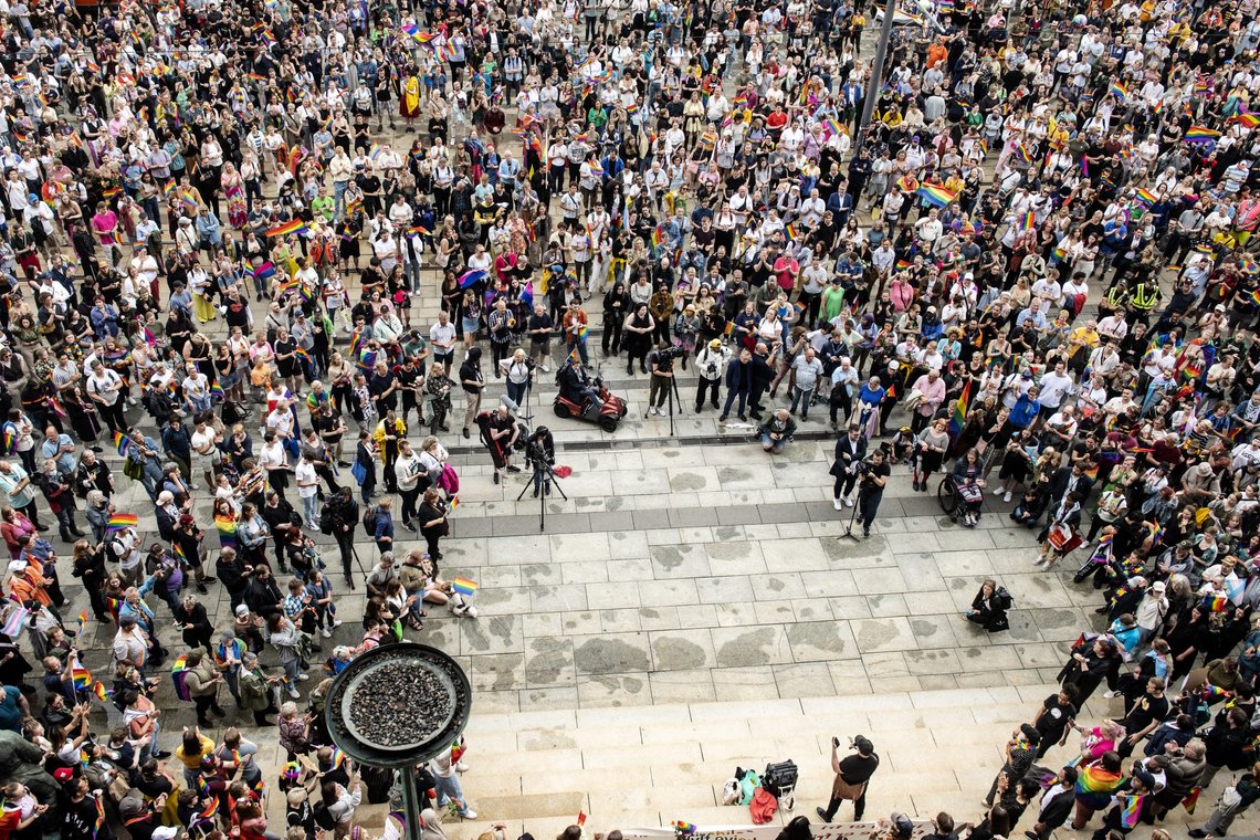Minnemarkering på Rådhusplassen etter terrorangrepet i Oslo natt til lørdag. På grunn av en uavklart trusselsituasjon gikk politiet tidligere på dagen ut med en anbefaling om at pride-arrangement i Oslo avlyses da de ikke kan garantere for sikkerheten.
Foto: Annika Byrde / NTB Minnemarkering på Rådhusplassen etter terrorangrepet i Oslo natt til lørdag. På grunn av en uavklart trusselsituasjon gikk politiet tidligere på dagen ut med en anbefaling om at pride-arrangement i Oslo avlyses da de ikke kan garantere for sikkerheten.
Foto: Annika Byrde / NTB
