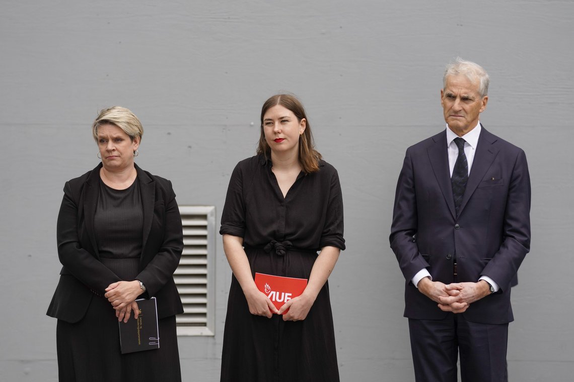 Arbeids- og inkluderingsminister Marte Mjøs Persen (Ap), AUF-leder Astrid Willa Eide Hoem og statsminister Jonas Gahr Støre (Ap) håper kommisjonen gjennom sitt arbeid kan bidra til kunnskap som kan forhindre radikalisering og ekstremisme. Foto: Terje Bendiksby, NTB. Arbeids- og inkluderingsminister Marte Mjøs Persen (Ap), AUF-leder Astrid Willa Eide Hoem og statsminister Jonas Gahr Støre (Ap) håper kommisjonen gjennom sitt arbeid kan bidra til kunnskap som kan forhindre radikalisering og ekstremisme. Foto: Terje Bendiksby, NTB.