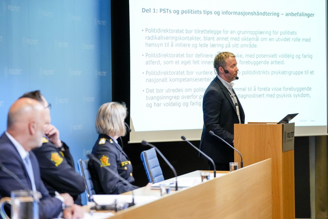 Fem personer ble drept og flere skadet da Espen Andersen Bråthen gikk til angrep på tilfeldige personer med pil og bue og kniv i Kongsberg den 13. oktober 2021. Tirsdag ble det lagt fram en evalueringsrapport. Foto: Beate Oma Dahle / NTB Fem personer ble drept og flere skadet da Espen Andersen Bråthen gikk til angrep på tilfeldige personer med pil og bue og kniv i Kongsberg den 13. oktober 2021. Tirsdag ble det lagt fram en evalueringsrapport. Foto: Beate Oma Dahle / NTB