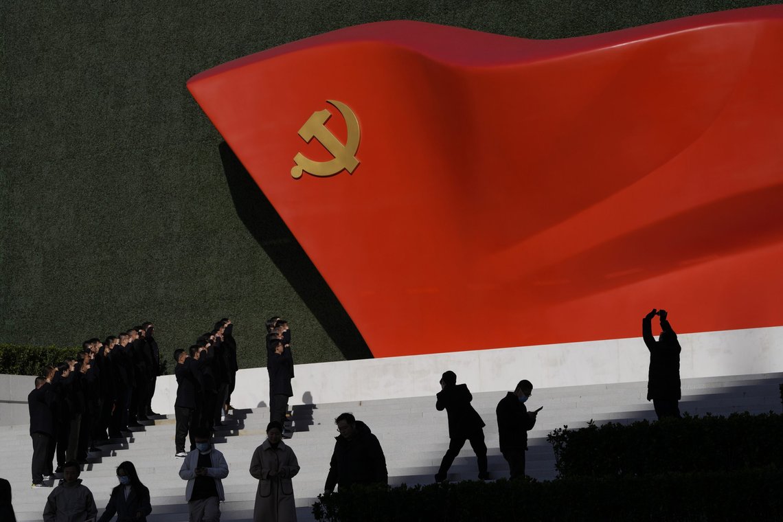 Medlemmer av det kinesiske kommunistpartiet poserer for bilder med en skulptur av partiflagget utenfor Museum of the Communist Party of China of China i Beijing, 2021. Illustrasjonsfoto: Ng Han Guan, File / AP Photo / NTB Medlemmer av det kinesiske kommunistpartiet poserer for bilder med en skulptur av partiflagget utenfor Museum of the Communist Party of China of China i Beijing, 2021. Illustrasjonsfoto: Ng Han Guan, File / AP Photo / NTB