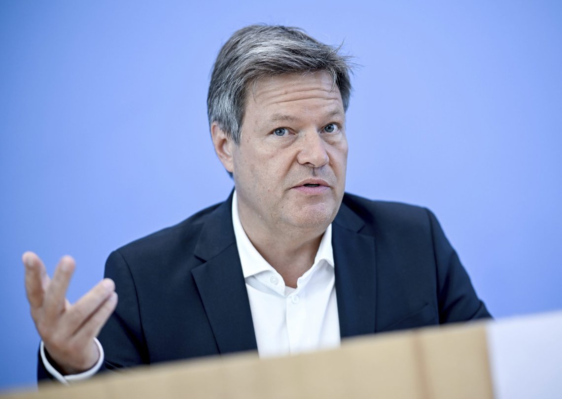 SENDES HJEM: Die Grønnes kanslerkandidat, Robert Habeck, mener syrere som ikke jobber må sendes hjem. Foto: Britta Pedersen/dpa via AP) SENDES HJEM: Die Grønnes kanslerkandidat, Robert Habeck, mener syrere som ikke jobber må sendes hjem. Foto: Britta Pedersen/dpa via AP)