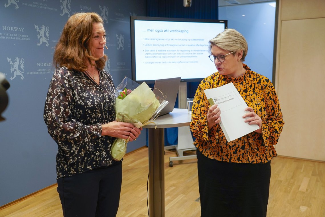 Pensjonsutvalgets leder Kristin Skogen Lund (t.v.) overleverer utvalgets utredning til arbeids- og inkluderingsminister Marte Mjøs Persen (Ap) – som lover å gå løs på rapporten umiddelbart. Foto: Terje Pedersen / NTB Pensjonsutvalgets leder Kristin Skogen Lund (t.v.) overleverer utvalgets utredning til arbeids- og inkluderingsminister Marte Mjøs Persen (Ap) – som lover å gå løs på rapporten umiddelbart. Foto: Terje Pedersen / NTB