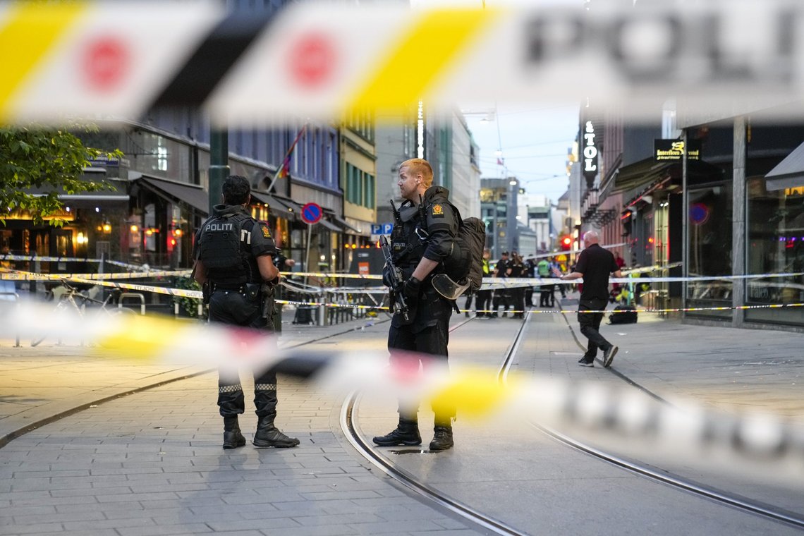 Store politistyrker sperret av området der masseskytingen skjedde i Oslo sentrum. Foto: Javad M. Parsa, NTB. Store politistyrker sperret av området der masseskytingen skjedde i Oslo sentrum. Foto: Javad M. Parsa, NTB.