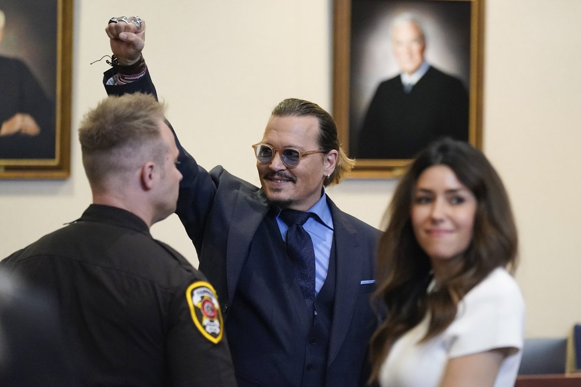 Johnny Depp hilste på tilhørere i rettssalen på rettssakens siste dag fredag 27. mai. Foto: Steve Helber, AP / NTB. Johnny Depp hilste på tilhørere i rettssalen på rettssakens siste dag fredag 27. mai. Foto: Steve Helber, AP / NTB.