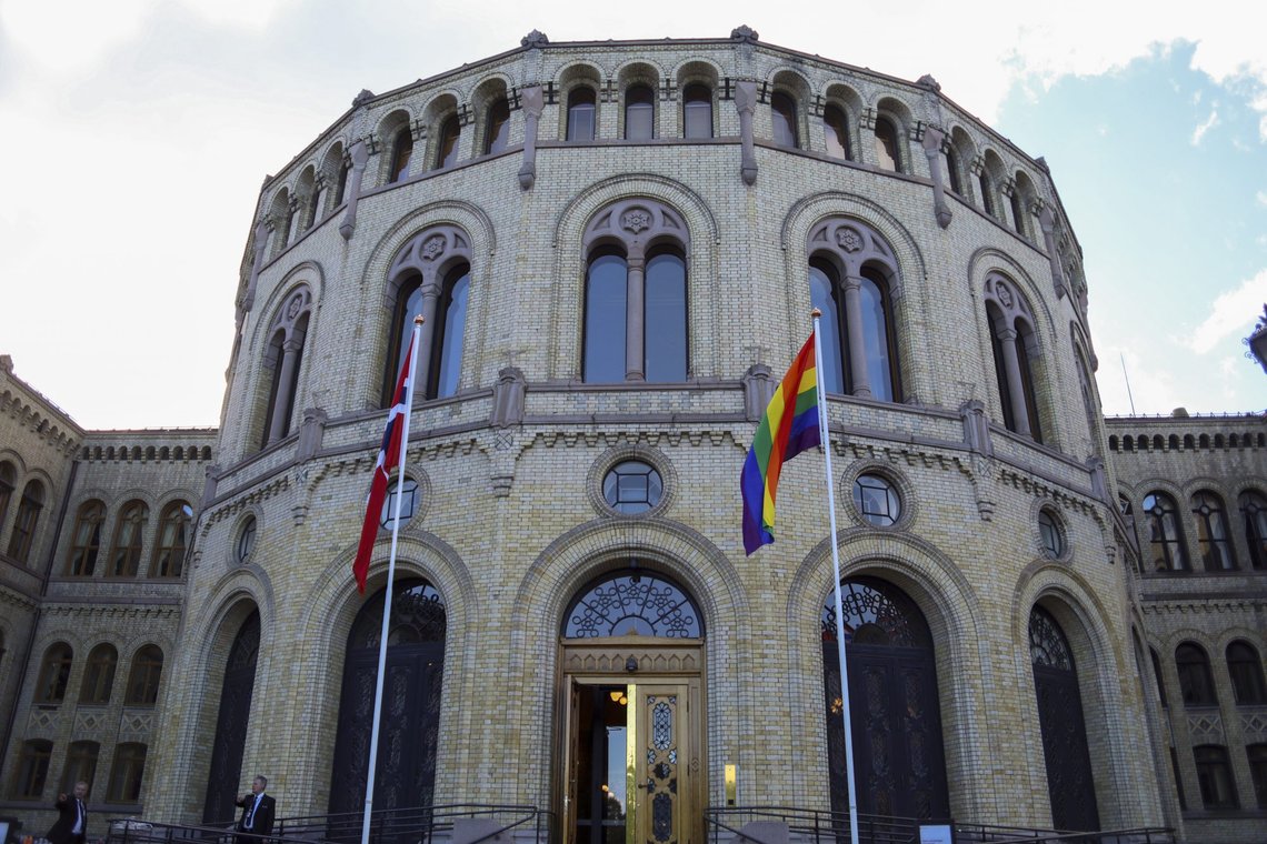 Oslo 20220618:
Regnbueflagget heises på Løvbakken (Stortinget) for å markere åpningen av Oslo Pride 2022.
Foto: Marianne Løvland / NTB Oslo 20220618:
Regnbueflagget heises på Løvbakken (Stortinget) for å markere åpningen av Oslo Pride 2022.
Foto: Marianne Løvland / NTB