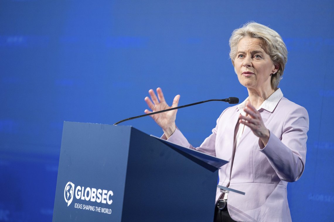 EU-kommisjonens leder Ursula von der Leyen holdt en tale i Bratislava torsdag der hun sa at EU har moralsk ansvar til å ta imot Ukraina som mulig EU-medlem. Foto: Michal Svitok, TASR / AP / NTB. EU-kommisjonens leder Ursula von der Leyen holdt en tale i Bratislava torsdag der hun sa at EU har moralsk ansvar til å ta imot Ukraina som mulig EU-medlem. Foto: Michal Svitok, TASR / AP / NTB.