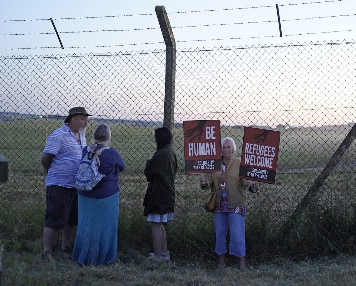 Den planlagte flygingen ble møtt med kritikk. Her er demonstranter ved flyplassen tirsdag. Flygingen ble til slutt avlyst, etter at Den europeiske menneskerettsdomstolen grep inn. Foto: Andrew Matthews / PA Wire / PA via AP / NTB Den planlagte flygingen ble møtt med kritikk. Her er demonstranter ved flyplassen tirsdag. Flygingen ble til slutt avlyst, etter at Den europeiske menneskerettsdomstolen grep inn. Foto: Andrew Matthews / PA Wire / PA via AP / NTB