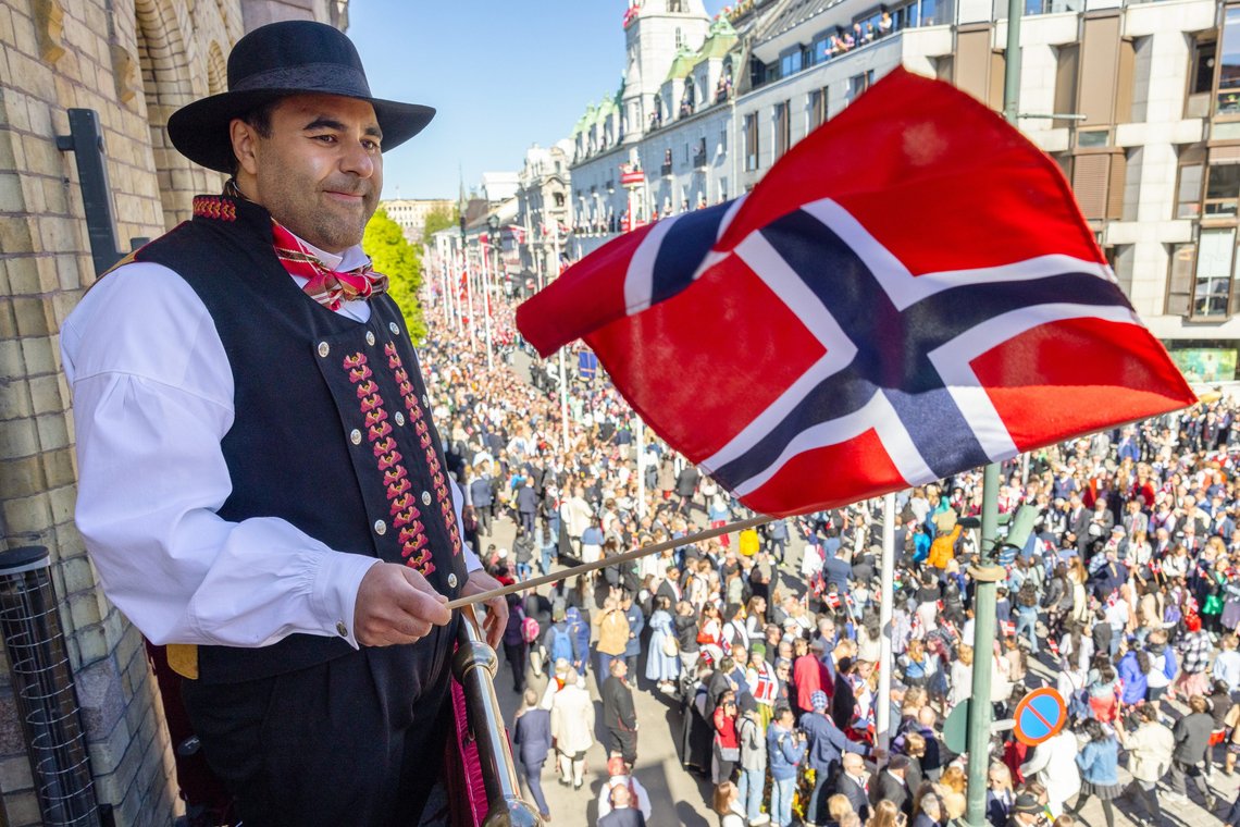 Oslo 20220517.
Stortingspresident Masud Gharahkhani innvier sin nye Eikerdrakt når han vinker barnetoget forbi fra Stortingets balkong.
Foto: Morten Brakestad / Stortinget / NTB Oslo 20220517.
Stortingspresident Masud Gharahkhani innvier sin nye Eikerdrakt når han vinker barnetoget forbi fra Stortingets balkong.
Foto: Morten Brakestad / Stortinget / NTB