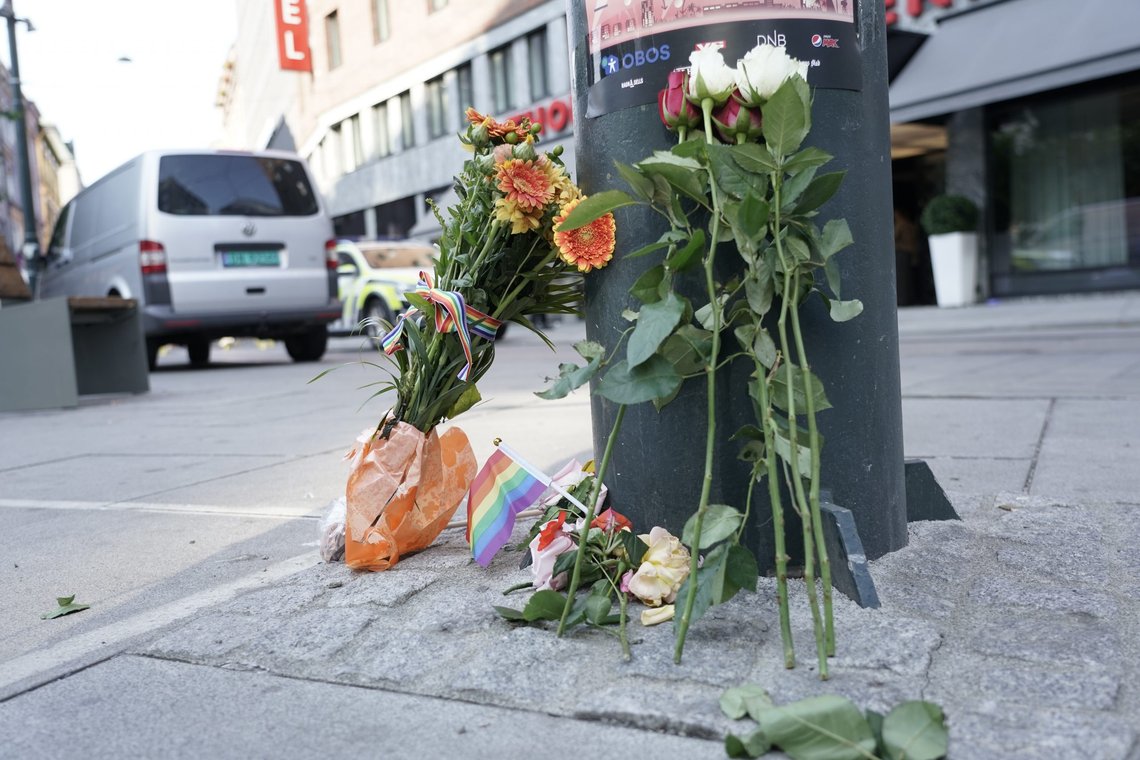Oslo 20220625.
Folk har lagt ned blomster og pride-flagg etter det i natt ble avfyrt flere skudd i 1.15-tiden på utsiden av London pub i sentrum av Oslo, der flere ble skadd og to drept.
Foto: Terje Pedersen / NTB Oslo 20220625.
Folk har lagt ned blomster og pride-flagg etter det i natt ble avfyrt flere skudd i 1.15-tiden på utsiden av London pub i sentrum av Oslo, der flere ble skadd og to drept.
Foto: Terje Pedersen / NTB