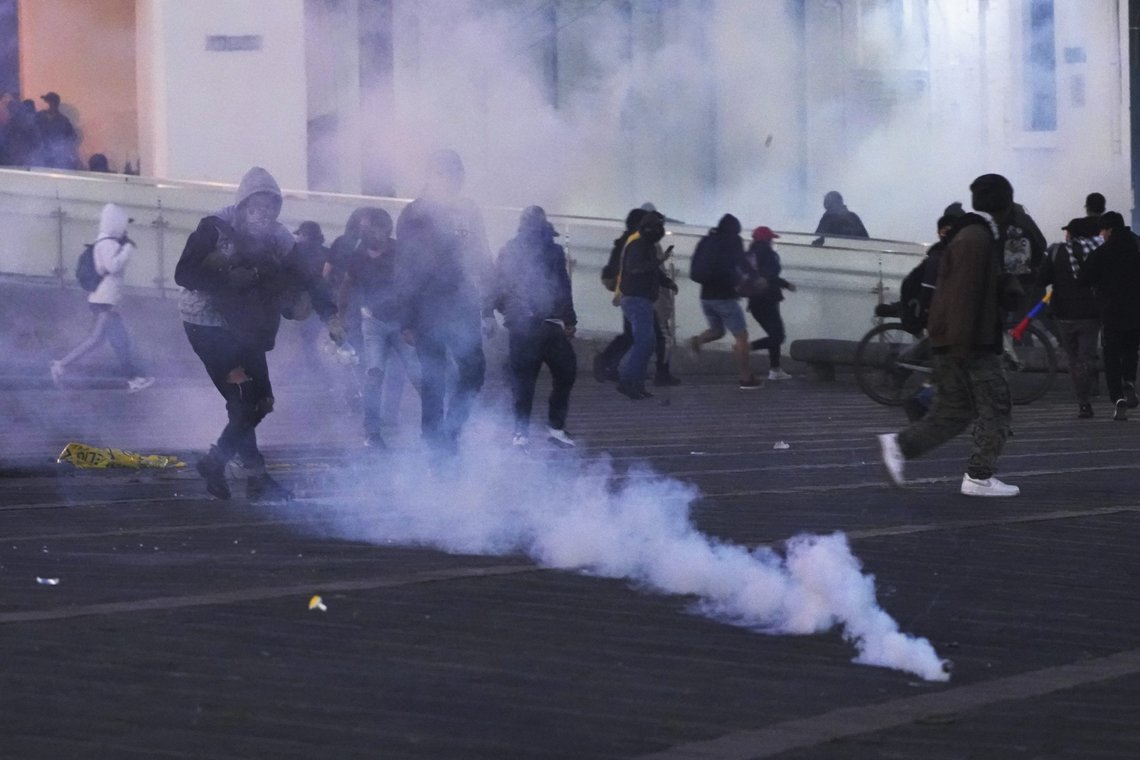 De siste dagene har demonstranter protestert mot høye drivstoffpriser i Ecuador. Bildet er fra en demonstrasjon torsdag der politiet brukte tåregass mot demonstrantene. Foto: Dolores Ochoa, AP / NTB. De siste dagene har demonstranter protestert mot høye drivstoffpriser i Ecuador. Bildet er fra en demonstrasjon torsdag der politiet brukte tåregass mot demonstrantene. Foto: Dolores Ochoa, AP / NTB.