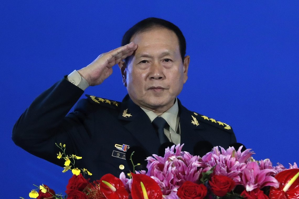 Kinas forsvarsminister Wei Fenghe etter å ha holdt sin åpningstale på et sikkerhetstoppmøte i Singapore. Han sier at Kina vil kjempe til siste slutt for å hindre at Taiwan blir uavhengig. Foto: Andy Wong, AP / NTB. Kinas forsvarsminister Wei Fenghe etter å ha holdt sin åpningstale på et sikkerhetstoppmøte i Singapore. Han sier at Kina vil kjempe til siste slutt for å hindre at Taiwan blir uavhengig. Foto: Andy Wong, AP / NTB.