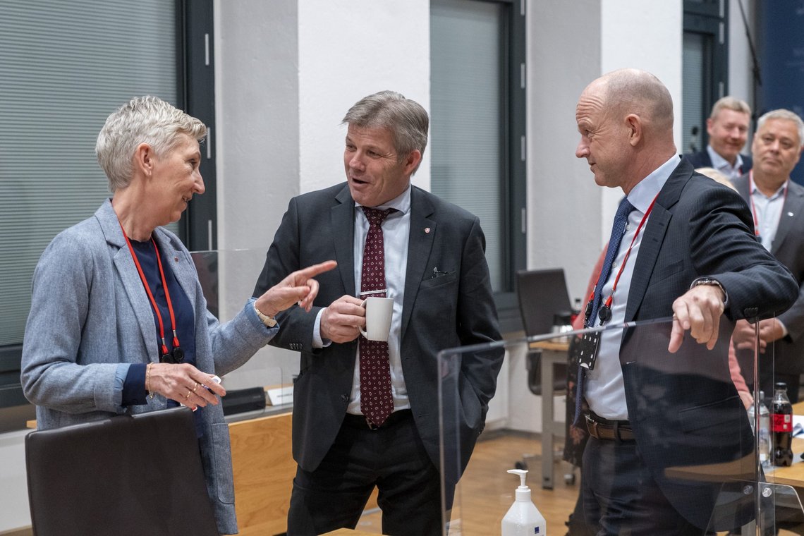 Oslo 20220214.
NHO-leder Ole Erik Almlidt.h. og LO-leder Peggy Hessen Følsvik t.v. før møtet i regjeringen sitt kontaktutvalg med partene i arbeidslivet. Tema for møtet er den økonomiske situasjonen før tariffoppgjøret. Fiskeri- og havminister
Bjørnar Selnes Skjæran i midten.
Foto: Terje Pedersen / NTB Oslo 20220214.
NHO-leder Ole Erik Almlidt.h. og LO-leder Peggy Hessen Følsvik t.v. før møtet i regjeringen sitt kontaktutvalg med partene i arbeidslivet. Tema for møtet er den økonomiske situasjonen før tariffoppgjøret. Fiskeri- og havminister
Bjørnar Selnes Skjæran i midten.
Foto: Terje Pedersen / NTB