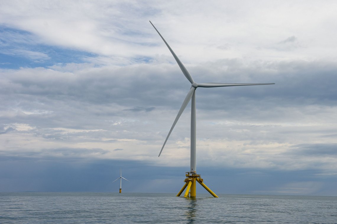 EU og Norge satser på grønn energi som ikke virker. Derfor finansierer Russland sin krigføring ved hjelp av eksport av olje og gass. Prisen betales i skyttergravene i Ukraina. Her en flytende havvindturbin i Nordsjøen. Foto: Carina Johansen / NTB EU og Norge satser på grønn energi som ikke virker. Derfor finansierer Russland sin krigføring ved hjelp av eksport av olje og gass. Prisen betales i skyttergravene i Ukraina. Her en flytende havvindturbin i Nordsjøen. Foto: Carina Johansen / NTB