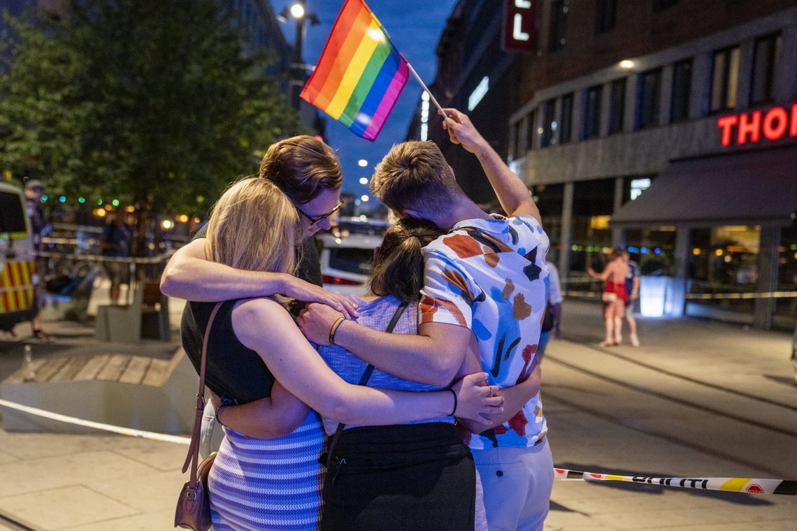 Oslo 20220625.
Det er avfyrt flere skudd i 1.15-tiden natt til lørdag på utsiden av London pub i sentrum av Oslo. Flere er skadd, opplyser politiet.
Foto: Javad Parsa / NTB Oslo 20220625.
Det er avfyrt flere skudd i 1.15-tiden natt til lørdag på utsiden av London pub i sentrum av Oslo. Flere er skadd, opplyser politiet.
Foto: Javad Parsa / NTB