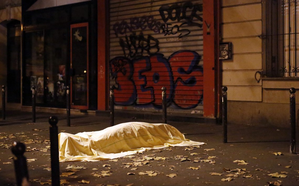 En av de drepte ligger på gaten utenfor Bataclan i Paris 13. november 2015. Foto: Jerome Delay / AP / NTB En av de drepte ligger på gaten utenfor Bataclan i Paris 13. november 2015. Foto: Jerome Delay / AP / NTB