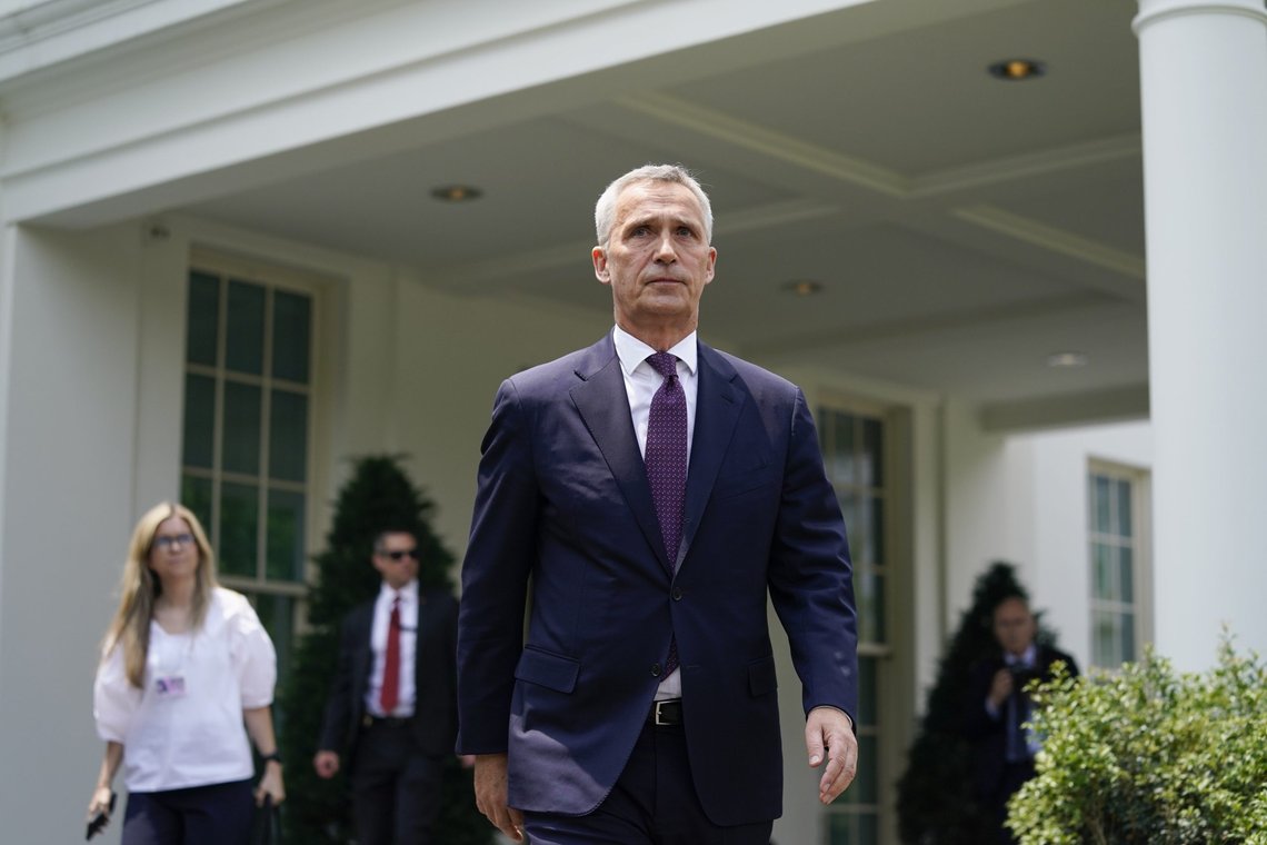 NATOs generalsekretær Jens Stoltenberg møtte president Biden i Det hvite hus 2. juni. Noen dager senere deltok han i det første fysiske møtet i Bilderberg-gruppen siden 2019. Foto: AP /Evan Vucci/ NTB NATOs generalsekretær Jens Stoltenberg møtte president Biden i Det hvite hus 2. juni. Noen dager senere deltok han i det første fysiske møtet i Bilderberg-gruppen siden 2019. Foto: AP /Evan Vucci/ NTB