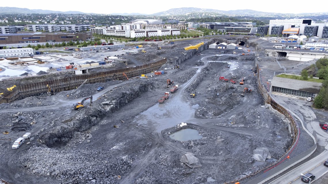 Oslo 20220530.
Dronefoto av det som skal bli Fornebubanen. T-banen blir en ny T-banestrekning som skal gå fra Majorstuen til Fornebu. Den skal stå ferdig i 2027.
Foto: Gorm Kallestad / NTB Oslo 20220530.
Dronefoto av det som skal bli Fornebubanen. T-banen blir en ny T-banestrekning som skal gå fra Majorstuen til Fornebu. Den skal stå ferdig i 2027.
Foto: Gorm Kallestad / NTB