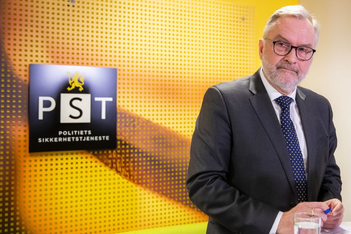 Tidligere PST-sjef Hans Sverre Sjøvold måtte trekke seg fra stillingen på grunn av uregelmessigheter i forbindelse med ulovlig våpenoppbevaring. Det nye PST fokuserer mer på trussel fra høyreekstreme, men nevner ikke antistatlige holdninger og pandemivold.
Foto: Håkon Mosvold Larsen / NTB Tidligere PST-sjef Hans Sverre Sjøvold måtte trekke seg fra stillingen på grunn av uregelmessigheter i forbindelse med ulovlig våpenoppbevaring. Det nye PST fokuserer mer på trussel fra høyreekstreme, men nevner ikke antistatlige holdninger og pandemivold.
Foto: Håkon Mosvold Larsen / NTB