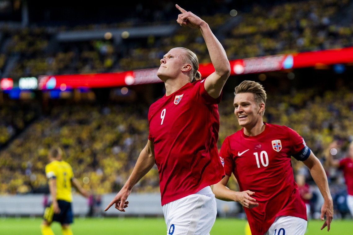 Martin Ødegaard jubler sammen med Erling Braut Haaland etter ledermålet mot Sverige. Sverige satset på woke, funka ikke. Foto: Fredrik Varfjell / NTB Martin Ødegaard jubler sammen med Erling Braut Haaland etter ledermålet mot Sverige. Sverige satset på woke, funka ikke. Foto: Fredrik Varfjell / NTB