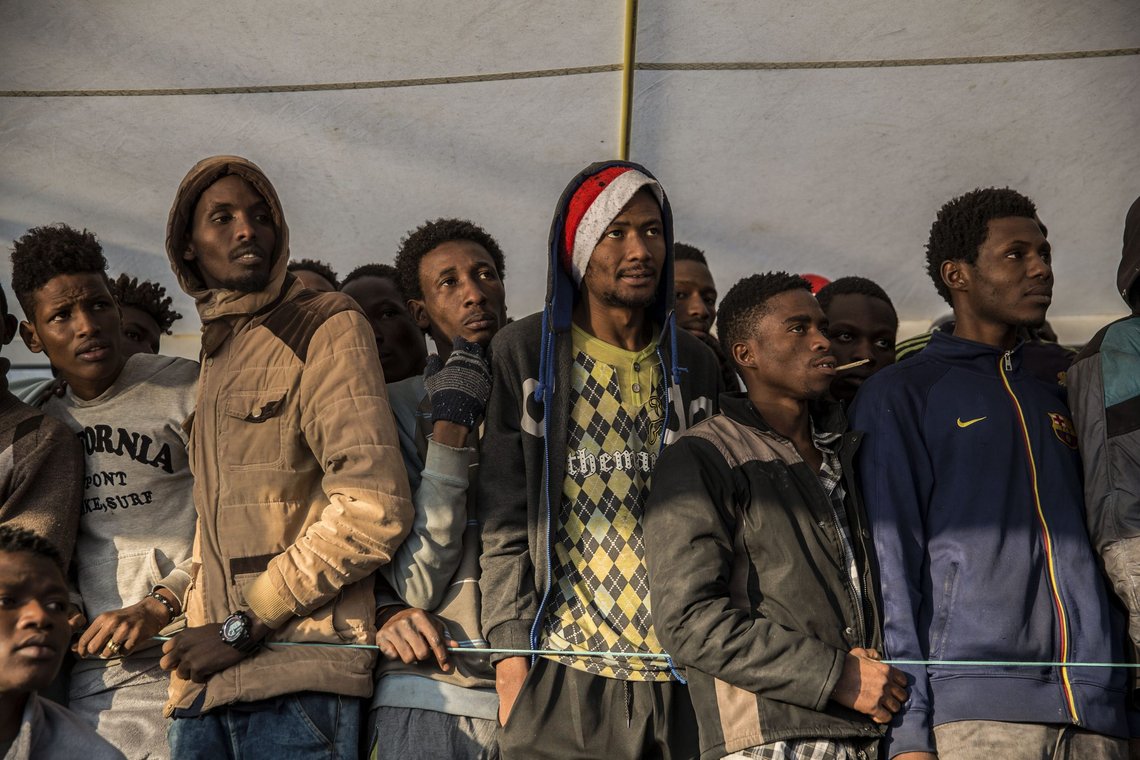 Unge menn. Migranter på dekk ombord i et spansk NGO Proactiva Open Arms-fartøyet. Foto: Olmo Calvo / AP / NTB Unge menn. Migranter på dekk ombord i et spansk NGO Proactiva Open Arms-fartøyet. Foto: Olmo Calvo / AP / NTB