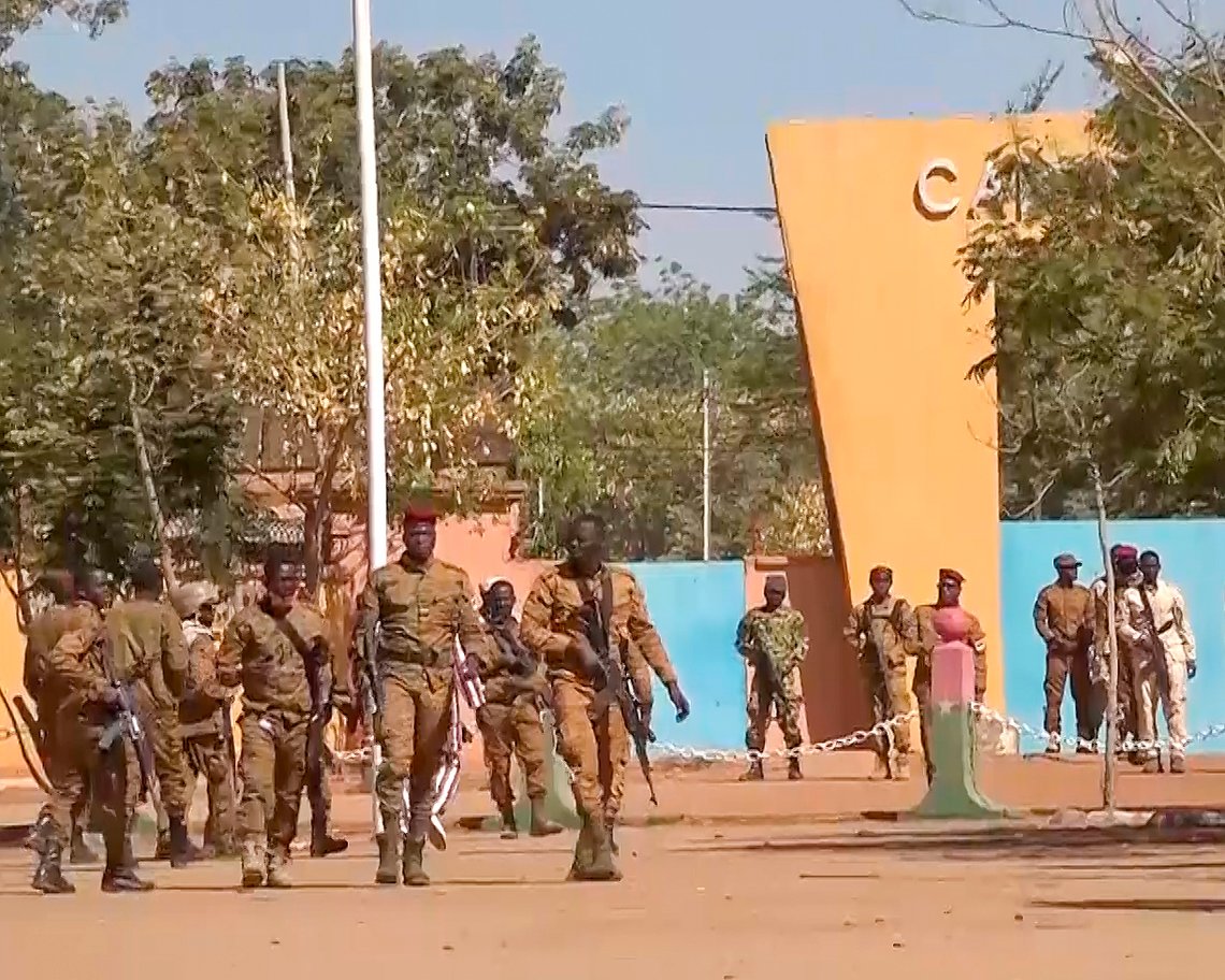 Soldater fra Burkina Faso i hovedstaden Ouagadougou etter statskuppet i januar iår. Foto: AP / NTB Soldater fra Burkina Faso i hovedstaden Ouagadougou etter statskuppet i januar iår. Foto: AP / NTB