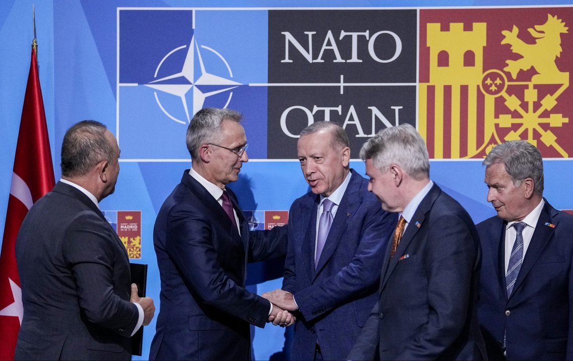 Tyrkias president Recep Tayyip Erdogan (til høyre) og Natos generalsekretær Jens Stoltenberg etter avtalen mellom Tyrkia, Sverige og Finland ble inngått tirsdag. Foto: Bernat Armangue / AP / NTB Tyrkias president Recep Tayyip Erdogan (til høyre) og Natos generalsekretær Jens Stoltenberg etter avtalen mellom Tyrkia, Sverige og Finland ble inngått tirsdag. Foto: Bernat Armangue / AP / NTB