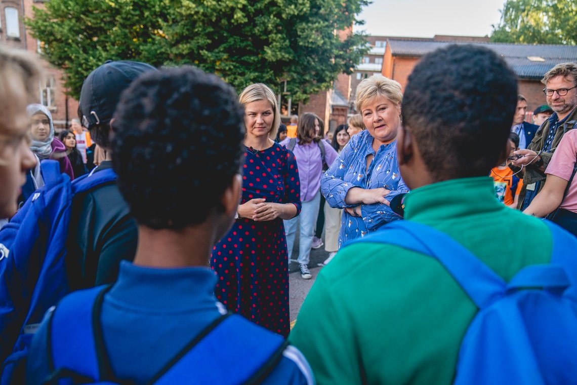 Tidligere statsminister Erna Solberg og kunnskaps- og integreringsminister Guri Melby snakker med elever på Lakkegata skole i Oslo på første skoledag 2020. Foto: Stian Lysberg Solum / NTB Tidligere statsminister Erna Solberg og kunnskaps- og integreringsminister Guri Melby snakker med elever på Lakkegata skole i Oslo på første skoledag 2020. Foto: Stian Lysberg Solum / NTB
