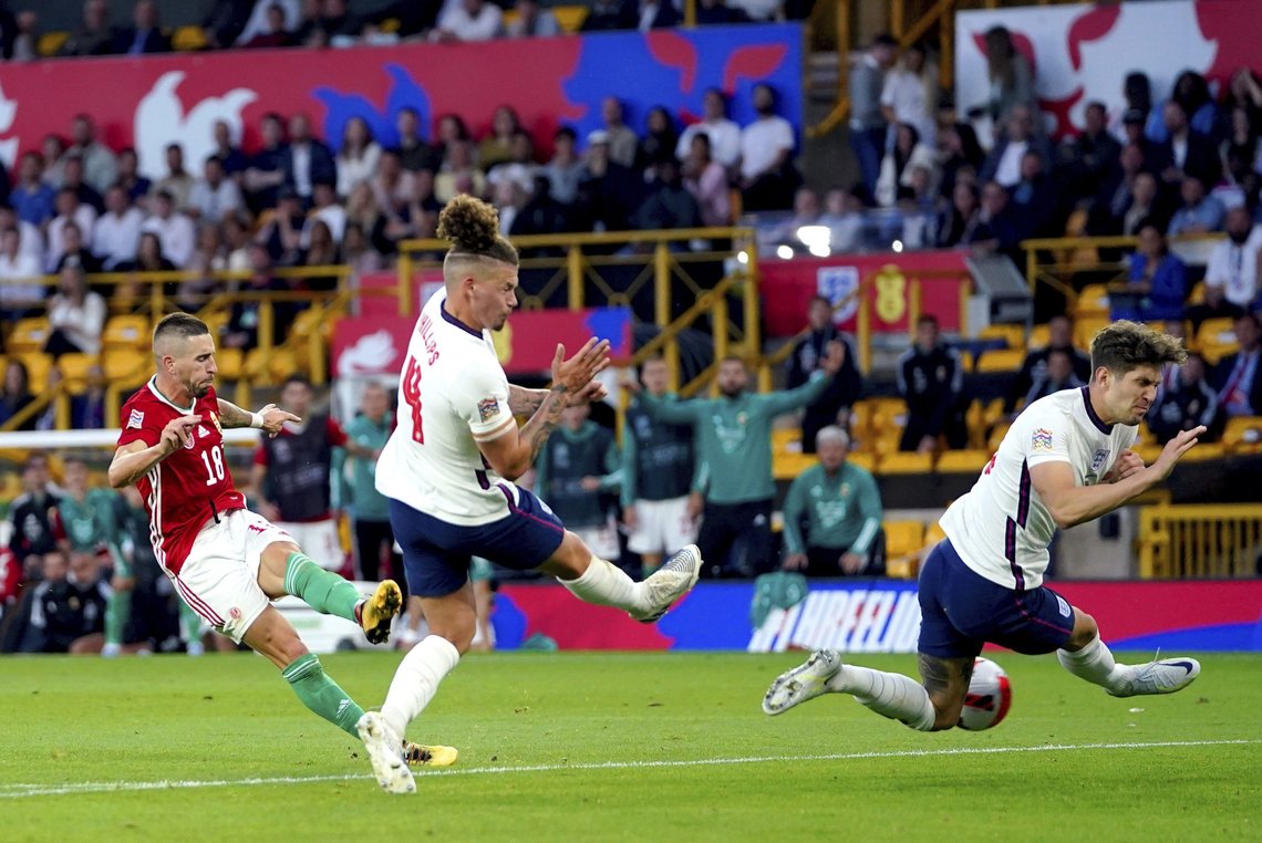 Ungarns Zsolt Nagy setter inn Ungarns tredje mål. Kampen endte 0-4. England ble ydmyket på hjemmebane. Slik går det fotballag som kneler. Foto: PA/ AP/ NTB Ungarns Zsolt Nagy setter inn Ungarns tredje mål. Kampen endte 0-4. England ble ydmyket på hjemmebane. Slik går det fotballag som kneler. Foto: PA/ AP/ NTB