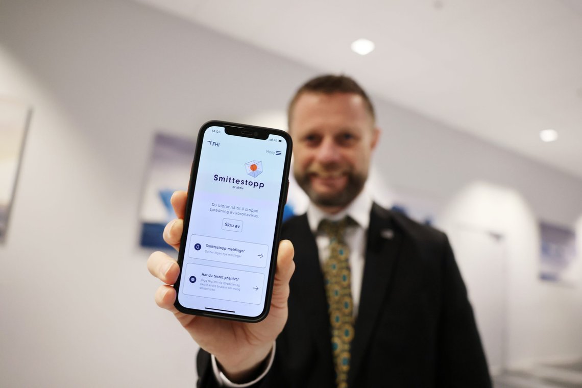 Avsatt helse- og omsorgsminister Bent Høie (H) med den norske varianten av overvåknings-appen. Smittestopp ble internasjonalt omtalt som «et av de mest alarmerende masseovervåkningsverktøy». Foto: Ørn E. Borgen / NTB Avsatt helse- og omsorgsminister Bent Høie (H) med den norske varianten av overvåknings-appen. Smittestopp ble internasjonalt omtalt som «et av de mest alarmerende masseovervåkningsverktøy». Foto: Ørn E. Borgen / NTB