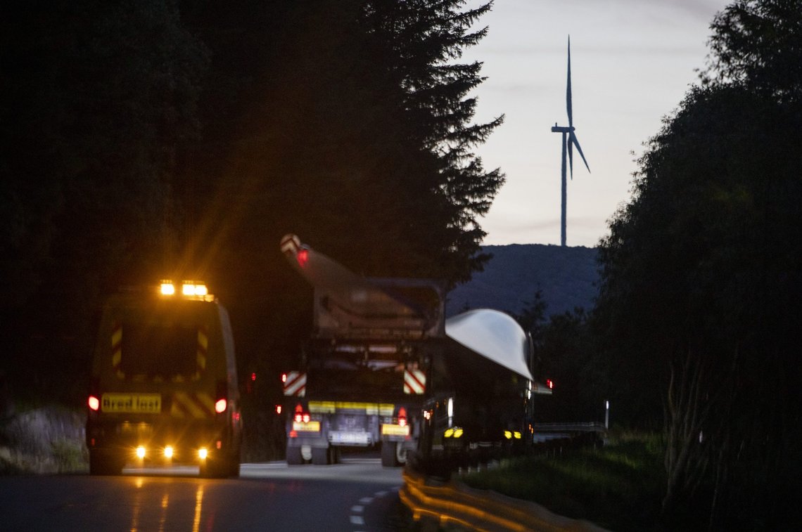 En 70 meter lang vinge transporteres på vei opp til Guleslettene vindpark like ved Florø i 2017. Totalt er det reist 47 vindmøller i dette området. Hvert tårn er 90 meter høyt. Foto: Tore Meek / NTB En 70 meter lang vinge transporteres på vei opp til Guleslettene vindpark like ved Florø i 2017. Totalt er det reist 47 vindmøller i dette området. Hvert tårn er 90 meter høyt. Foto: Tore Meek / NTB