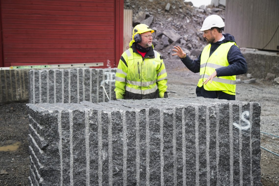 Kronprins Haakon (th) studerer kvaliteten på larvikitt sammen med Lars Jacob Christensen under et besøk til Lundhs steinbrudd i Tvedalen i Larvik. Steinbruddet er kjent for å utvinne den kjente bergarten larvikitt. Larvikitt er Norges viktigste naturstein. Foto: Heiko Junge / NTB Kronprins Haakon (th) studerer kvaliteten på larvikitt sammen med Lars Jacob Christensen under et besøk til Lundhs steinbrudd i Tvedalen i Larvik. Steinbruddet er kjent for å utvinne den kjente bergarten larvikitt. Larvikitt er Norges viktigste naturstein. Foto: Heiko Junge / NTB