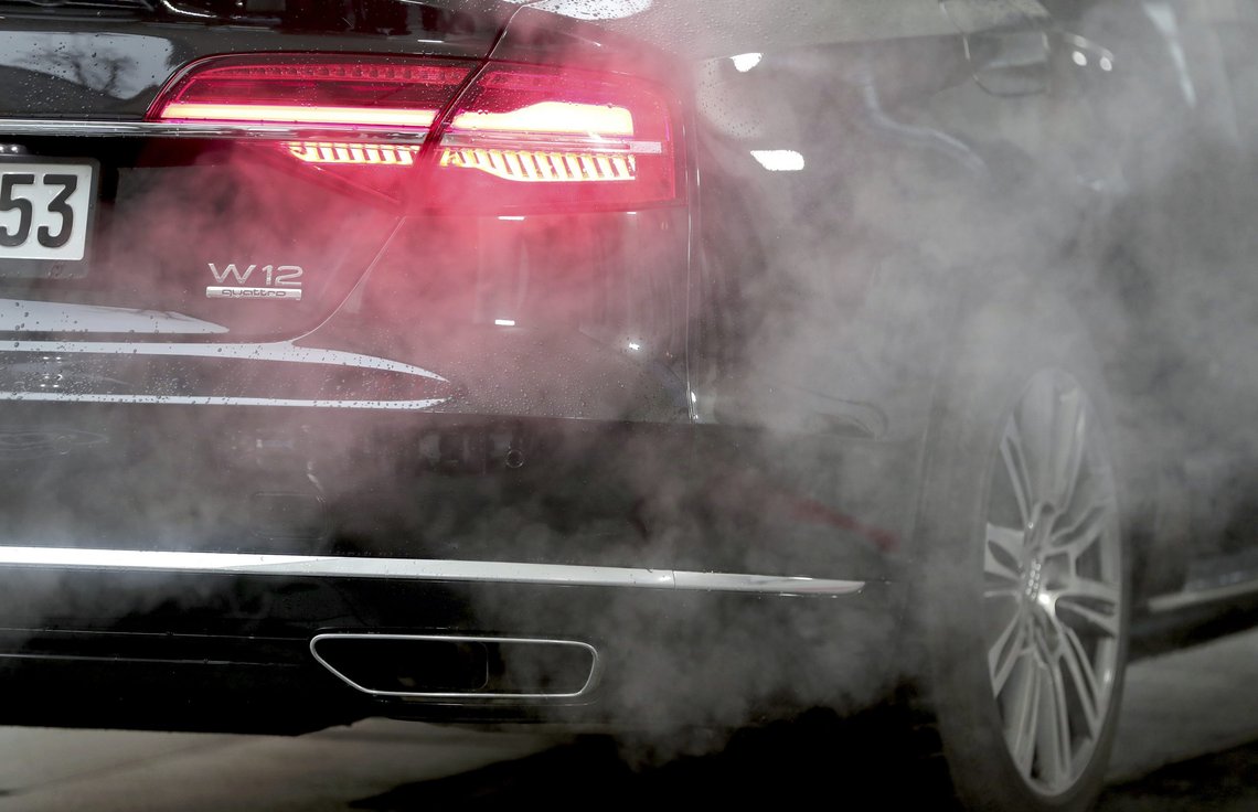 Nye biler med forbrenningsmotor skal ikke lenger selges fra 2035 i EU. Det er unionens klimaministre enige om. Foto: Michael Sohn / AP / NTB. Nye biler med forbrenningsmotor skal ikke lenger selges fra 2035 i EU. Det er unionens klimaministre enige om. Foto: Michael Sohn / AP / NTB.