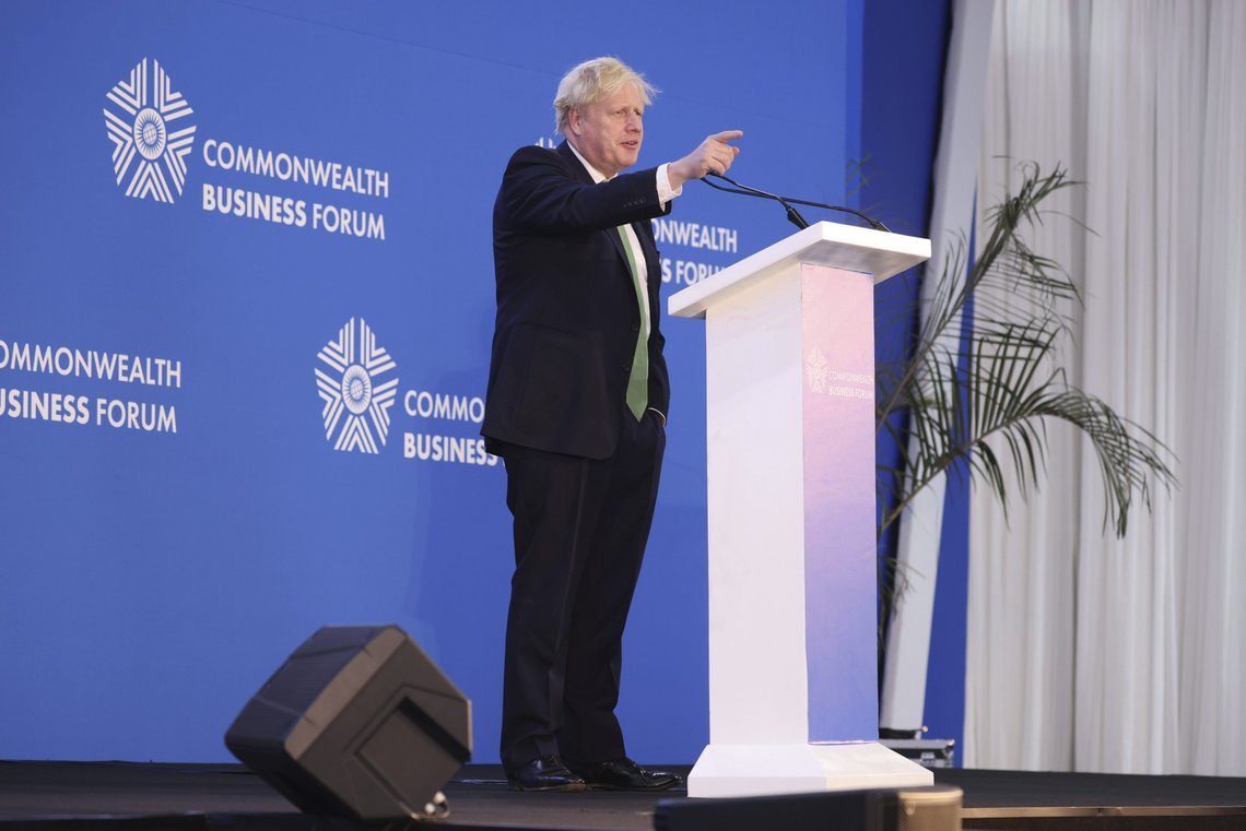 Statsminister Boris Johnson er på Samveldets toppmøte i Rwanda. Han avviser at han skal gå av etter nederlagene i suppleringsvalgene. Foto: Dan Kitwood/Pool Photo via AP/NTB. Statsminister Boris Johnson er på Samveldets toppmøte i Rwanda. Han avviser at han skal gå av etter nederlagene i suppleringsvalgene. Foto: Dan Kitwood/Pool Photo via AP/NTB.