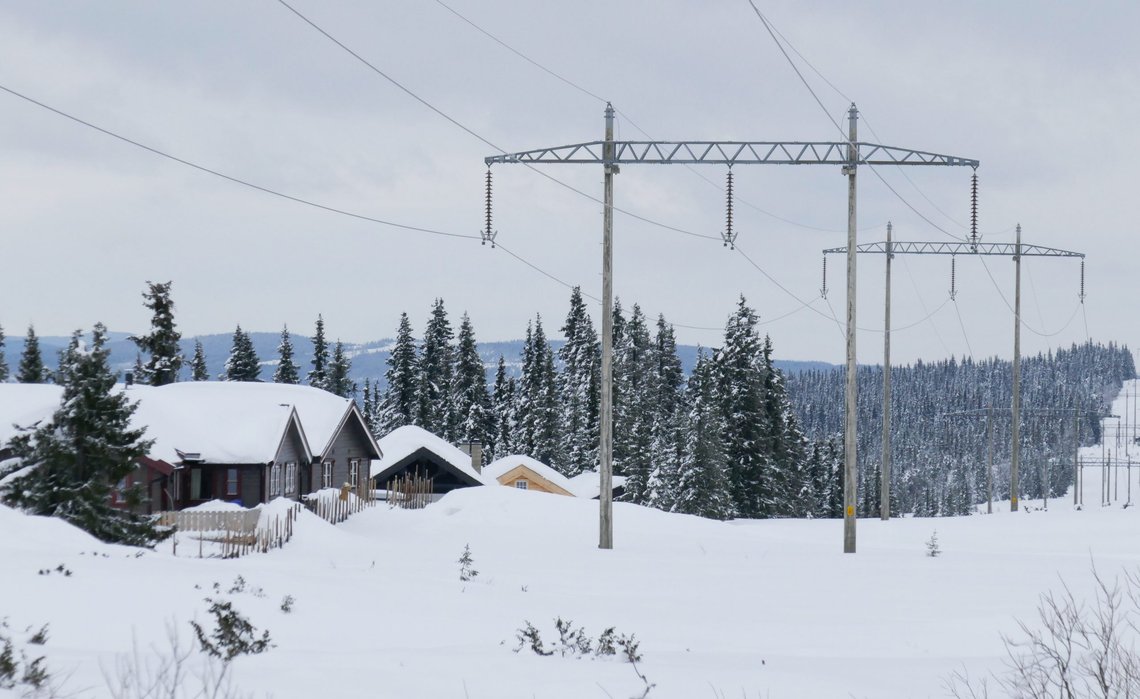 De høye strømprisene driver inflasjonen opp, og svenske husholdninger må betale dyrt. Nå risikerer deler av svensk industri at strømmen kobles ut til vinteren. Foto: Erik Johansen / NTB De høye strømprisene driver inflasjonen opp, og svenske husholdninger må betale dyrt. Nå risikerer deler av svensk industri at strømmen kobles ut til vinteren. Foto: Erik Johansen / NTB