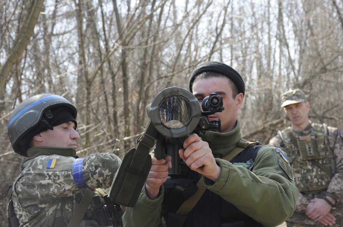 Våpen som blir sendt til Ukraina, som dette skulderholdte svenske våpensystemet Carl Gustaf M4, kan havne på kriminelle hender etter krigen, advarer Interpol. Foto: Andrew Marienko, AP / NTB. Våpen som blir sendt til Ukraina, som dette skulderholdte svenske våpensystemet Carl Gustaf M4, kan havne på kriminelle hender etter krigen, advarer Interpol. Foto: Andrew Marienko, AP / NTB.