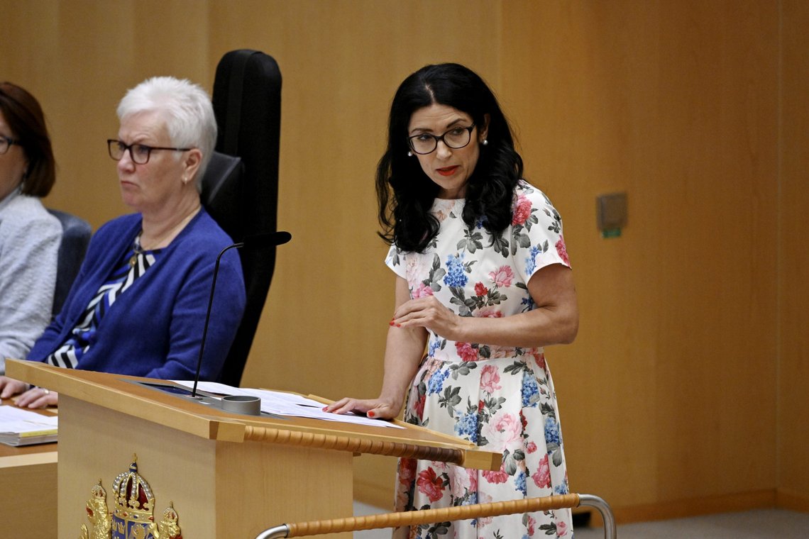 Amineh Kakabaveh talte før dagens mistillitsavstemning mot innenriks- og justisminister Morgan Johansson.
Foto: Henrik Montgomery / TT / NTB Amineh Kakabaveh talte før dagens mistillitsavstemning mot innenriks- og justisminister Morgan Johansson.
Foto: Henrik Montgomery / TT / NTB