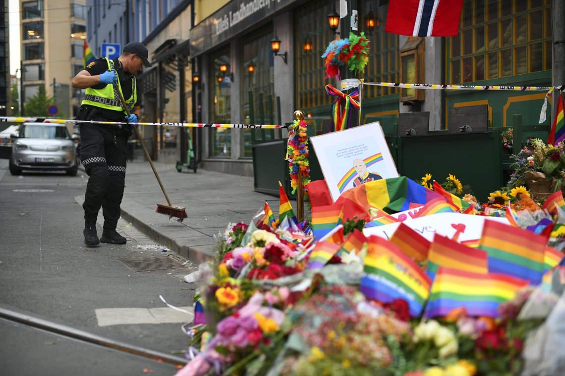 Folk har lagt ned blomster og regnbueflagg etter at det natt til lørdag ble avfyrt flere skudd i sentrum av Oslo. Utestedet Per på hjørnet, som ligger like i nærheten, planlegger å åpne igjen søndag. Foto: Martin Solhaug Standal, NTB. Folk har lagt ned blomster og regnbueflagg etter at det natt til lørdag ble avfyrt flere skudd i sentrum av Oslo. Utestedet Per på hjørnet, som ligger like i nærheten, planlegger å åpne igjen søndag. Foto: Martin Solhaug Standal, NTB.